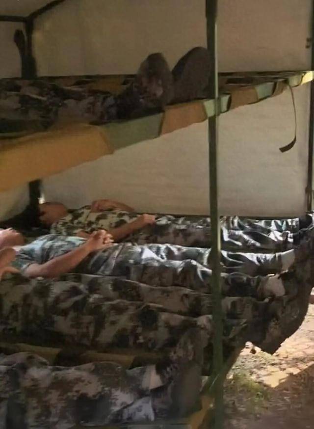 训在野外住帐篷背后真相竟如此有趣！冰球突破正规网站哈工大新生回应军(图2)